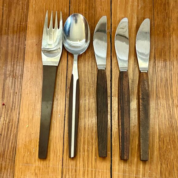 Lot of Wooden and Faux Wood Mid-Century Flatware Pieces – 5 Pieces - Picture 9 of 9